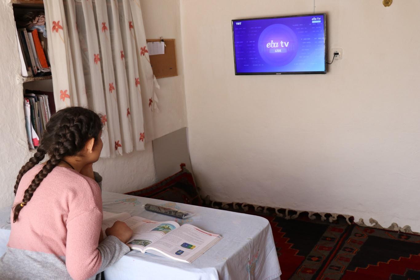 Televizyonları olmadığı için uzaktan eğitim alamayan öğrencinin hayalini eğitimciler gerçe